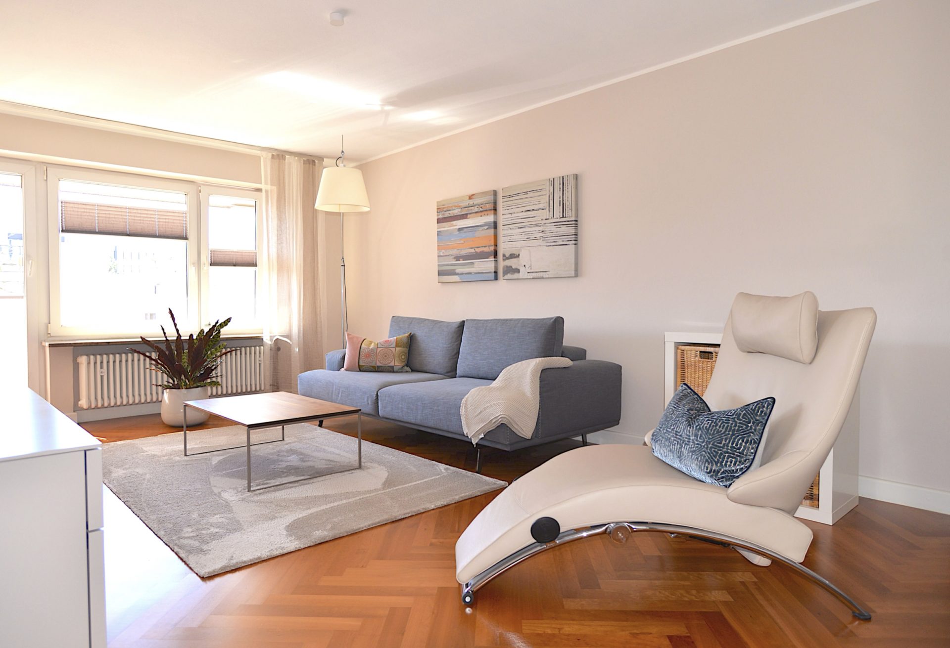 3-Zimmer-Wohnung-Loggia-München-Neuperlach-Wohnzimmer_Beitragsbild Exklusiv Wohnen | hochwertige Ausstattung | stilvolle Möblierung | beste Infrastruktur | TG-Stellplatz