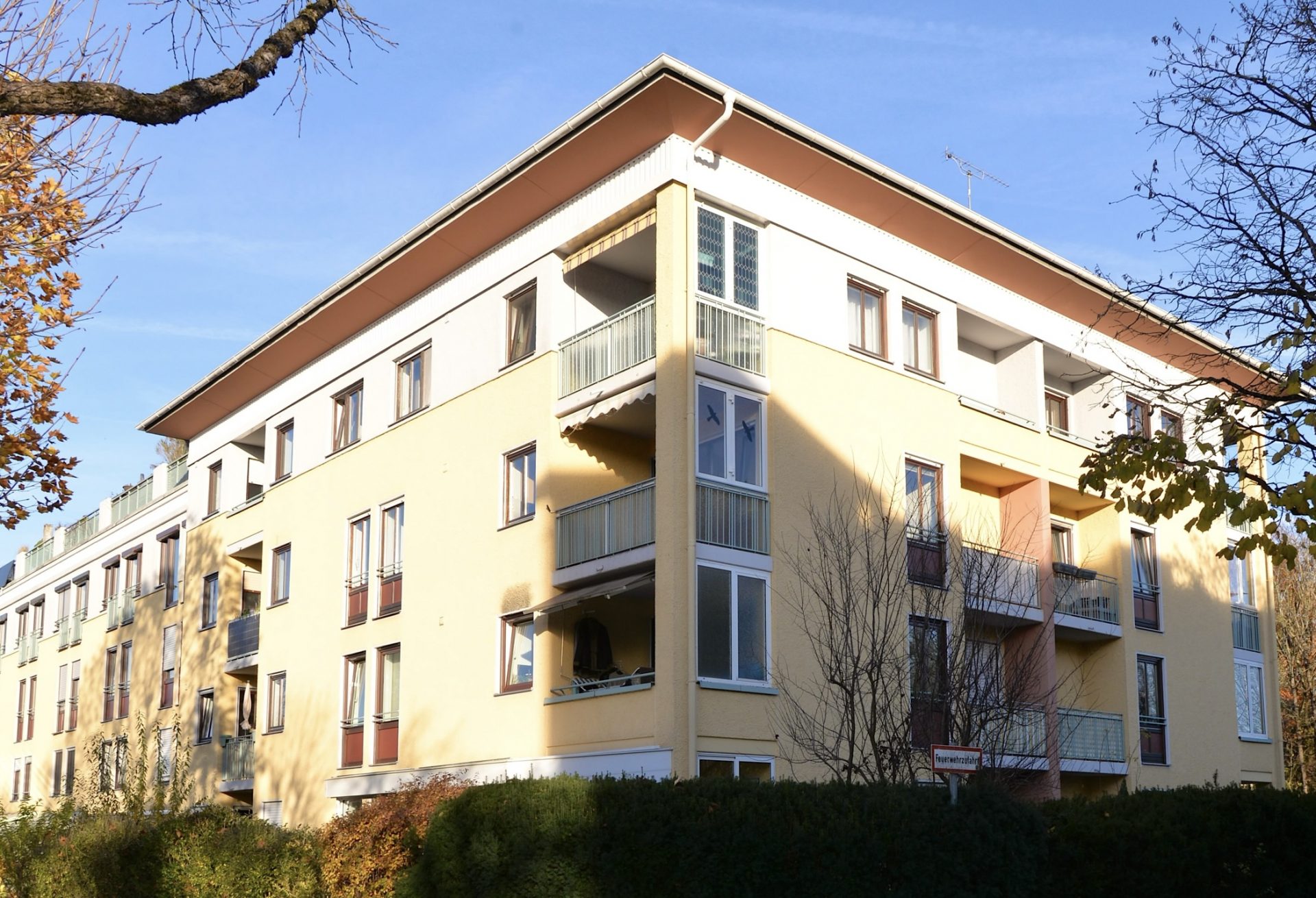 4-Zimmer-Wohnung-2-Balkone-2-Bäder_München-Neuperlach-Hausansicht_Beitragsbild