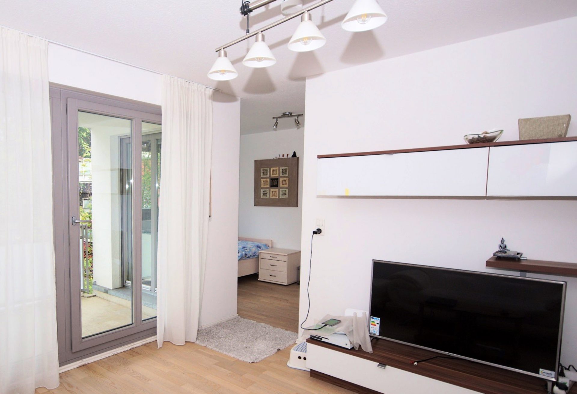 Hirschberg-Immobilien-1einhalb-Zimmer-Wohnung-Unterhaching-Wohnzimmer-Beitragsbild Gutes für Ihr Kapital – ideale Lage – top vermietet – Bieterverfahren