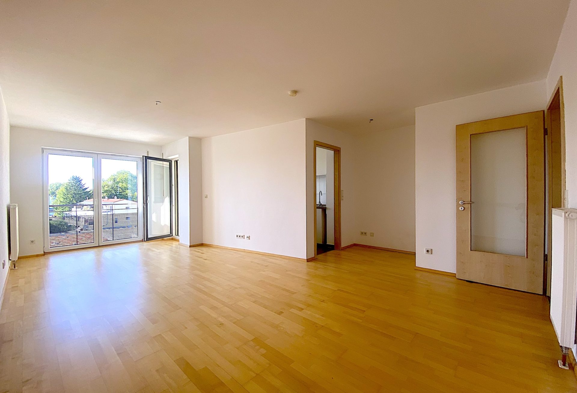 Hirschberg-Immobilien-2-Zi-Wohnung-Westbalkon-Dachau-Unteraugustenfeld-Wohnzimmer-Beitragsbild Schöne 2-Zimmer-Wohnung mit herrlich, sonnigem West-Balkon – einziehen, relaxen & genießen!
