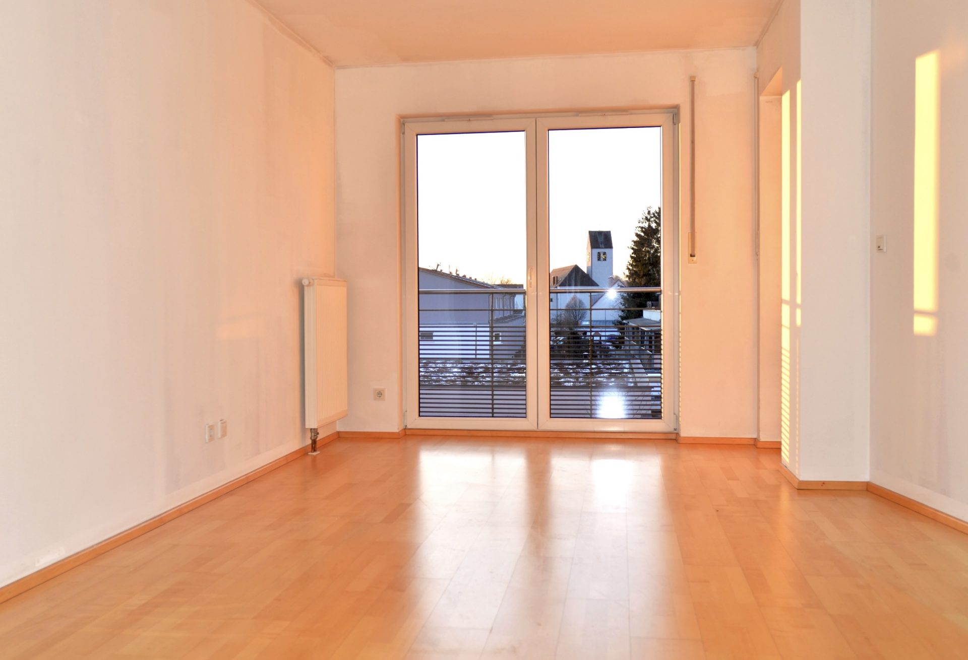 Hirschberg-Immobilien-2-Zimmer-Wohnung-Balkon-Dachau-Unteraugustenfeld-bodentiefes-Fenster