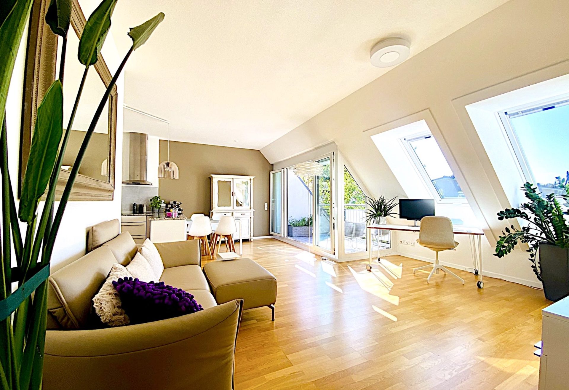 Hirschberg-Immobilien-2-Zimmer-Wohnung-Dachterrasse-München-Solln-Wohnzimmer-Home-Office_Beitragsbild Sonnige 2-Zi-Dachterrassen-Wohnung | Design-Möblierung auf Wunsch | Selbstbezug o. Vermietung komfortabel