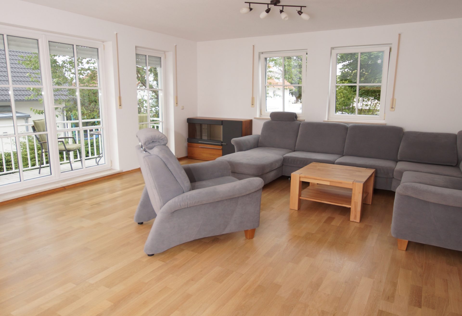 Hirschberg-Immobilien-2-Zimmer-Wohnung-mit-Balkon-Muenchen-Lerchenau-Wohnzimmer-Beitragsbild