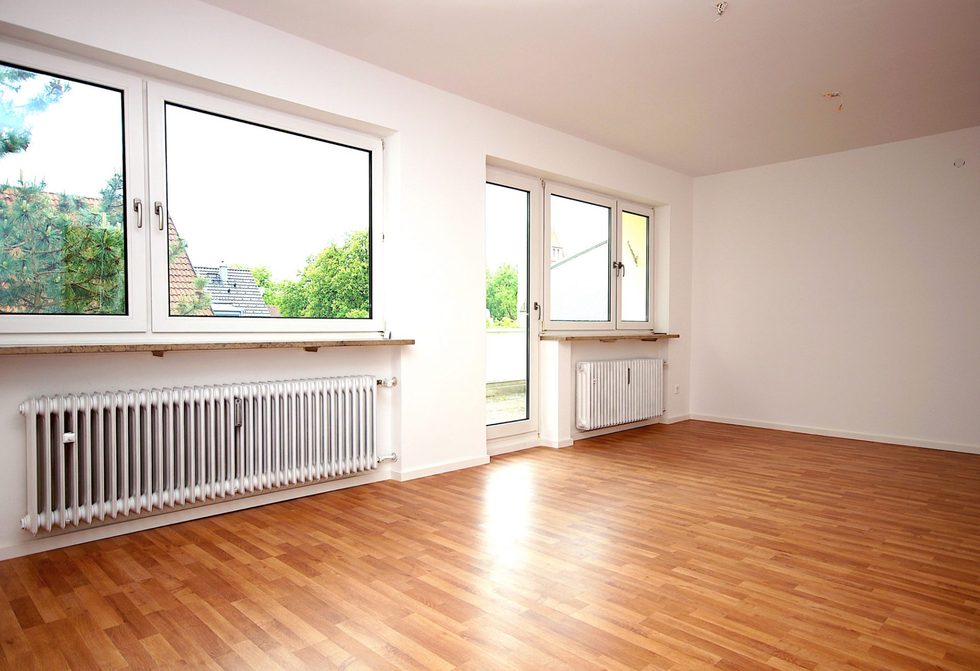Hirschberg-Immobilien-2-Zimmer-Wohnung-mit-XXL-Balkon-Muenchen-Untermenzing-Wohnzimmer-Beitragsbild