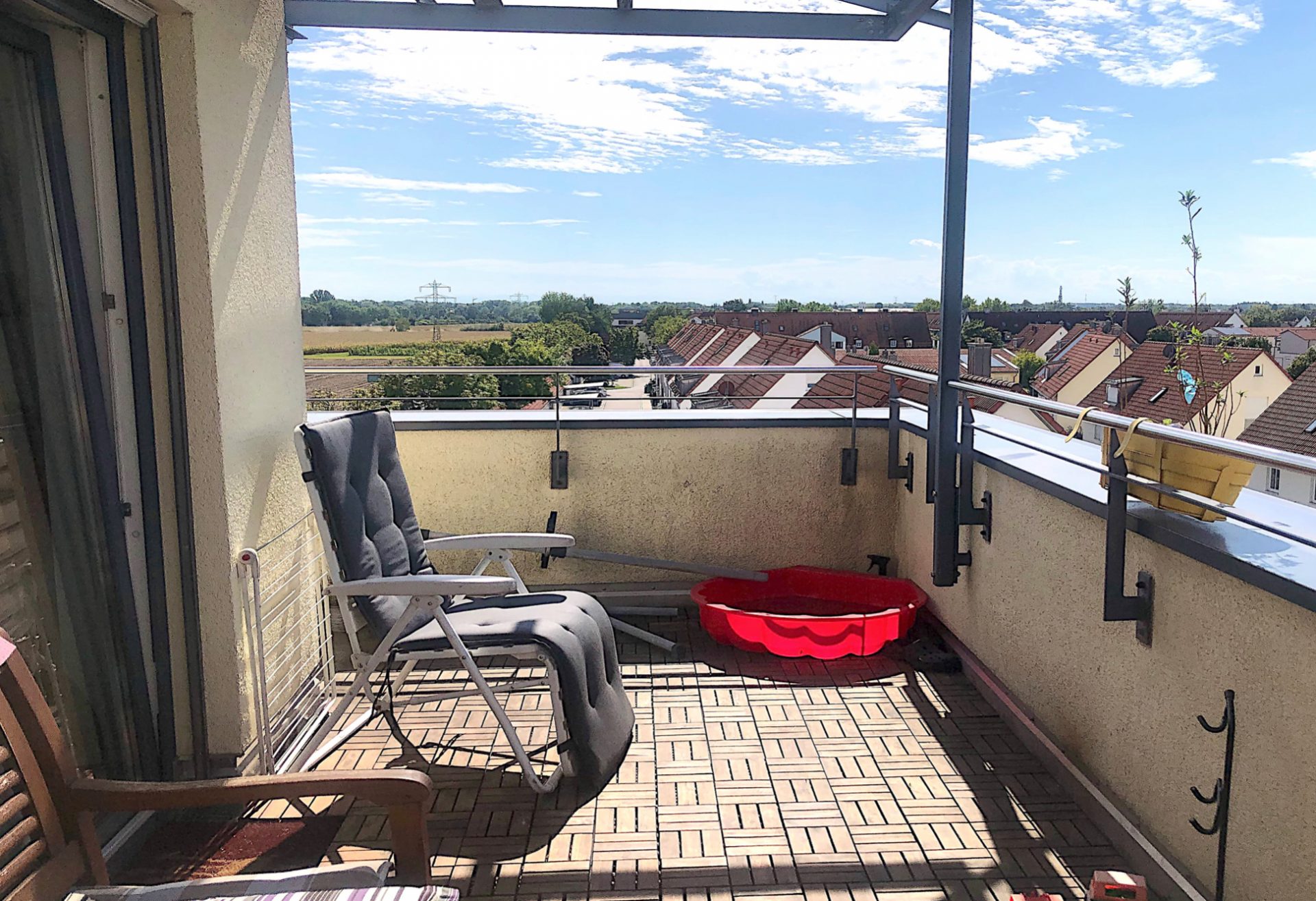 Hirschberg-Immobilien-3-Zimmer-Dachterrassen-Wohnung-Dachau-Unteraugustenfeld-Terrassenseite-West-Beitragsbild