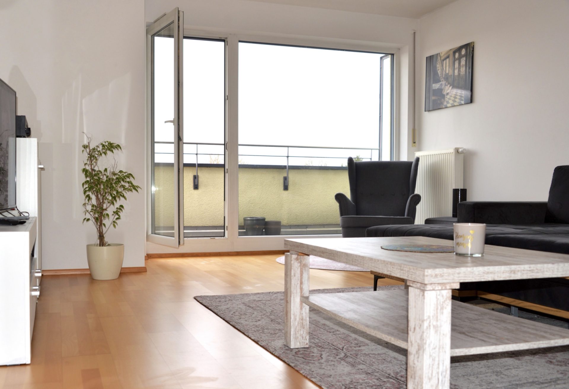 Hirschberg-Immobilien-3-Zimmer-Dachterrassen-Wohnung-Dachau-Unteraugustenfeld-Wohnzimmer_Beitragsbild