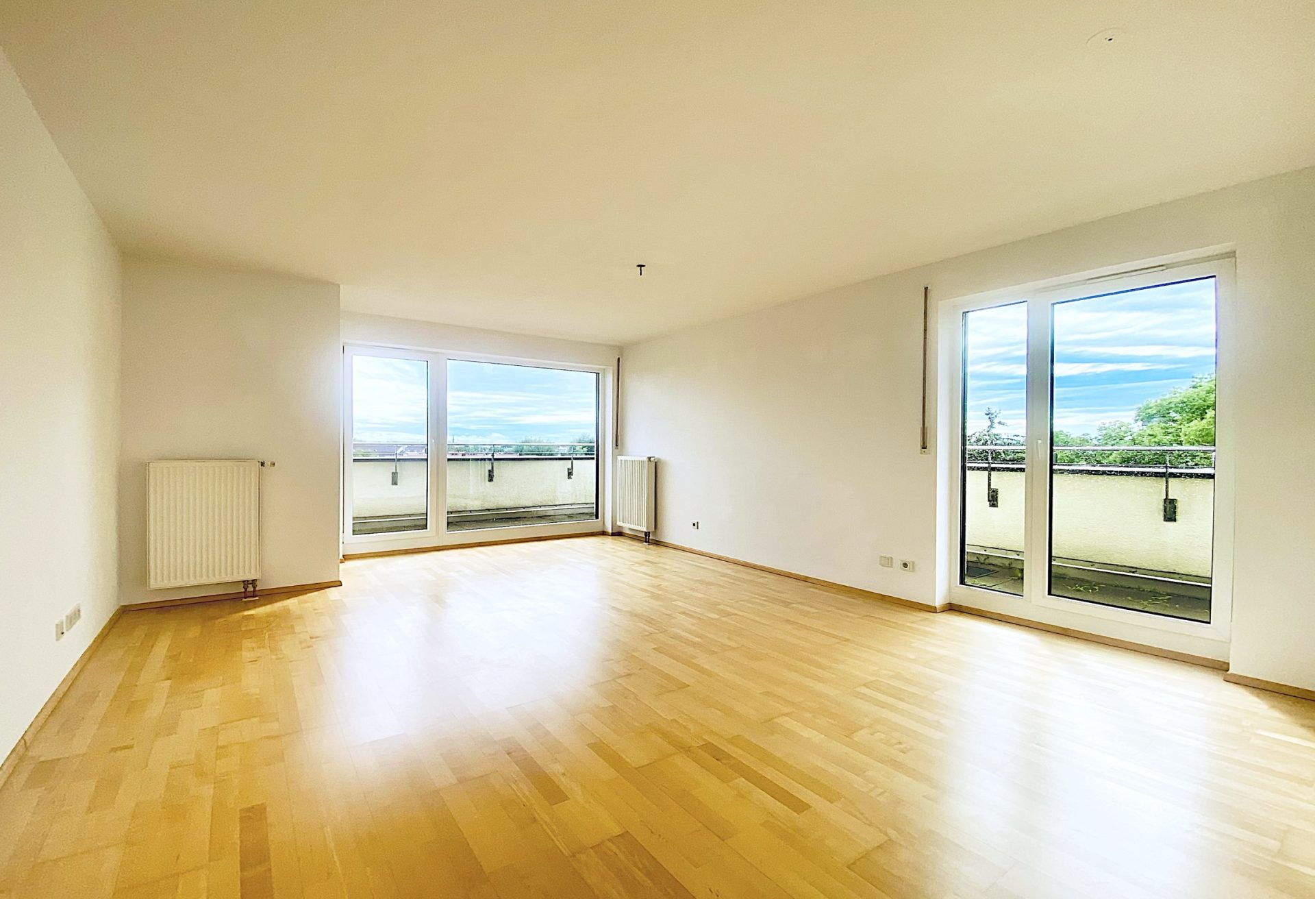 Hirschberg-Immobilien-3-Zimmer-Wohnung-Dachterrasse-Dachau-Unteraugustenfeld-Wohnzimmer_Beitragsbild Herrliche 3-Zimmer-Wohnung mit umlaufender Dachterrasse – Sonnenuntergangsgarantie!