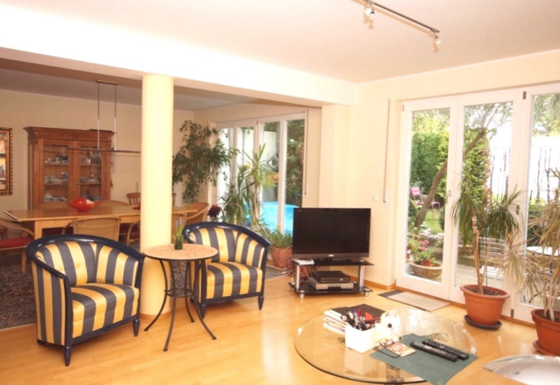 Hirschberg-Immobilien-5einhalb-Zimmer-Wohnung-Haus-im-Haus-Gauting-Wohnzimmer-Beitragsbild