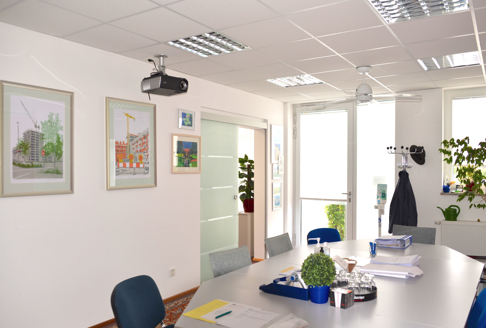 Hirschberg-Immobilien-Buero-Verkaufsflaeche-Dachau-Besprechungsbereich-Beitragsbild