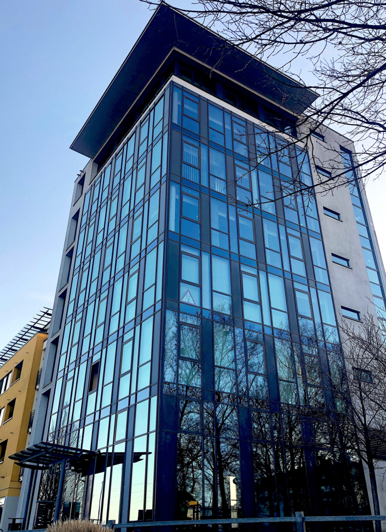 Hirschberg-Immobilien-Buero-im-Tower-Dachau-Grossraumbuero-Süd-Außenansicht-Tower-Beitragsbild