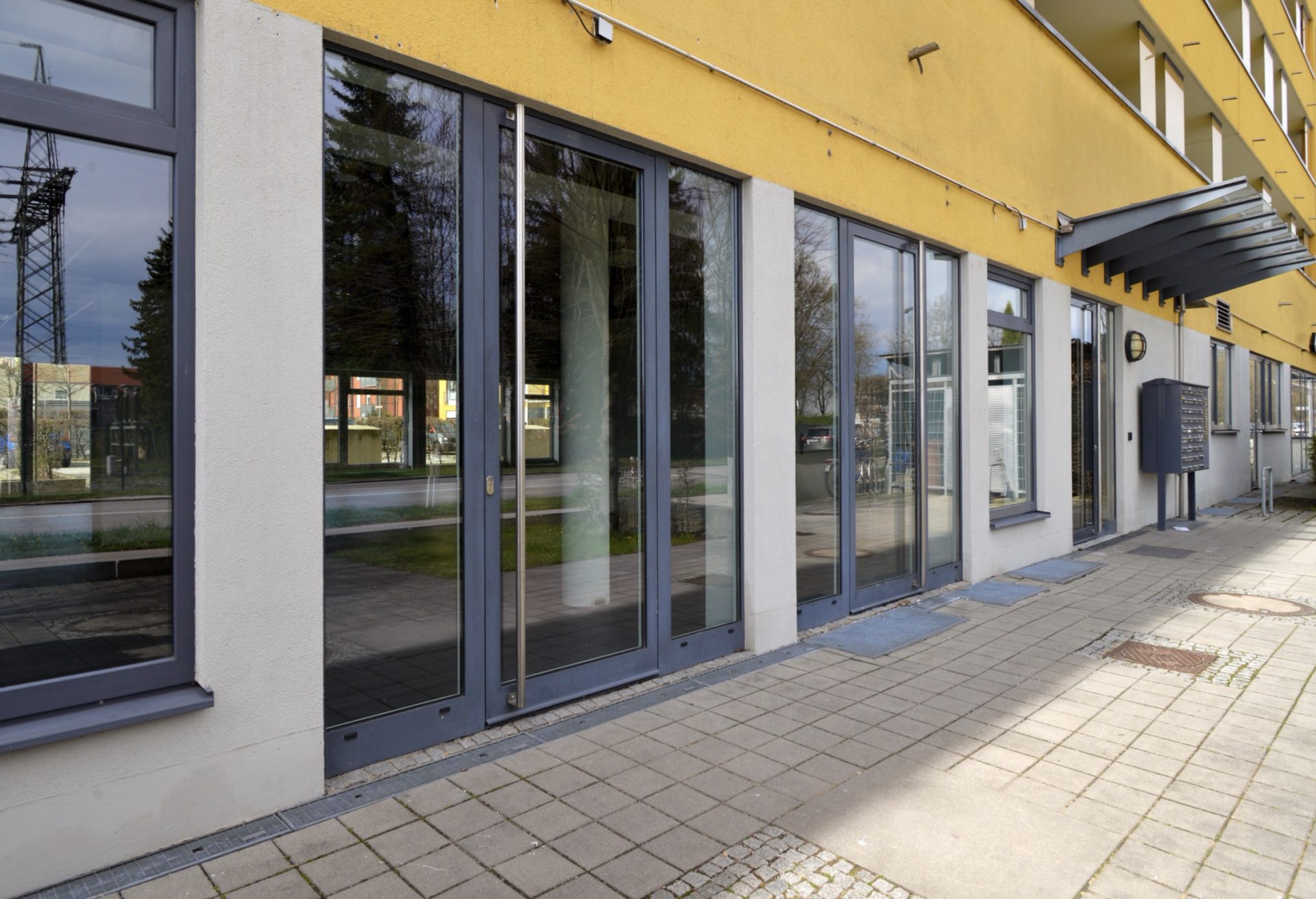 Hirschberg-Immobilien-Gewerbeeinheit-Büro-Praxis-Verkauf-Dachau-Außenansicht-Straßenseite-Beitragsbild