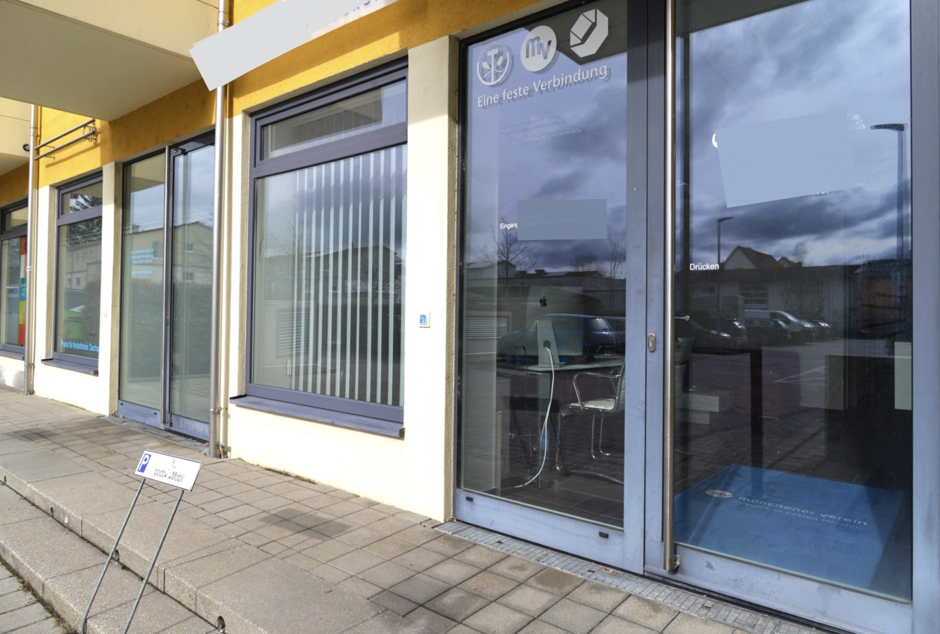 Hirschberg-Immobilien-Gewerbefläche-Büro-Shop-Praxis-Dachau-Eingang_Südseite-Beitragsbild Ihr Unternehmen perfekt positioniert – sichtstarke Gewerbefläche | optimale Anbindung | hochfrequentiert