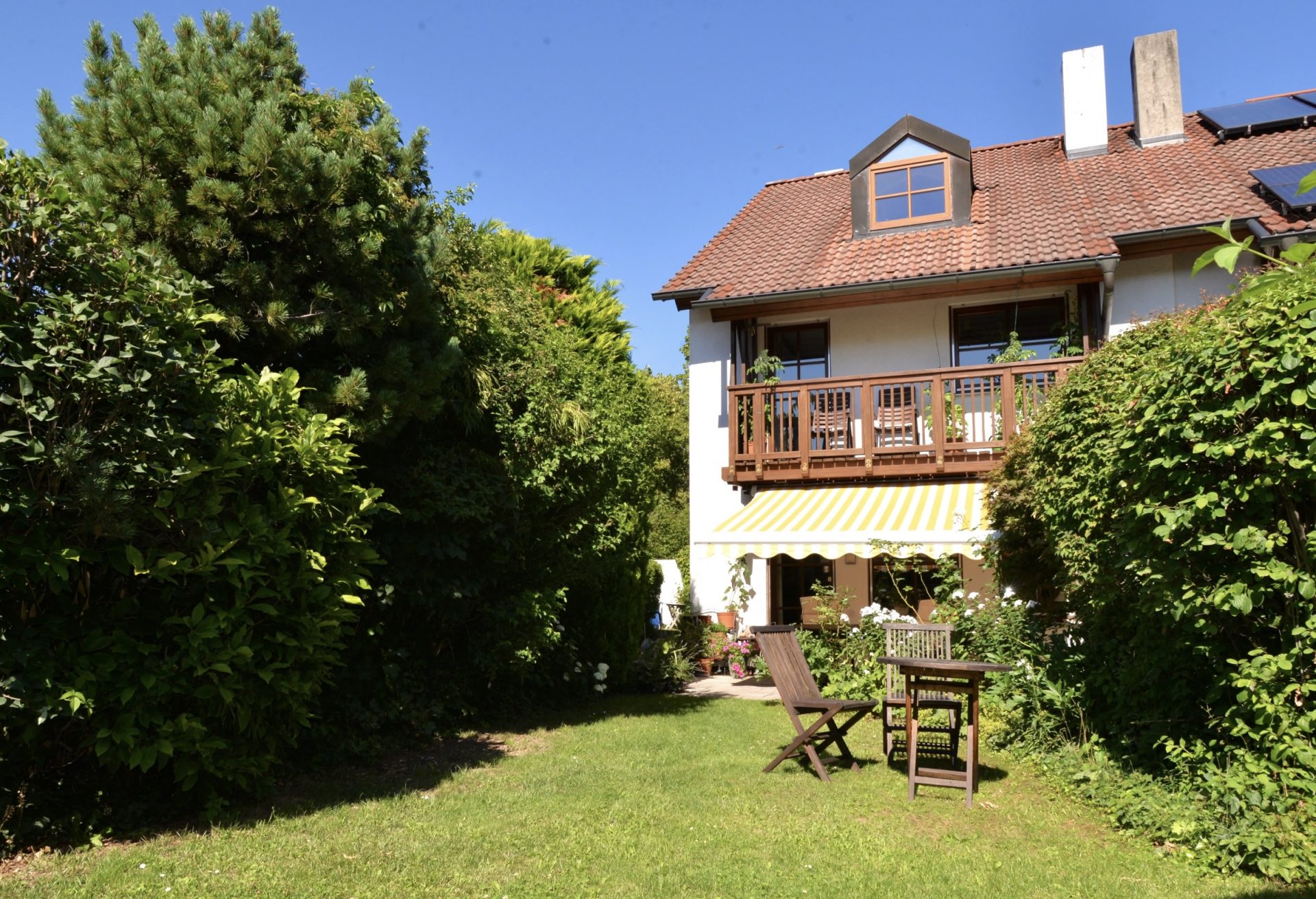 Hirschberg-Immobilien-Reiheneckhaus-Ottobrunn-Hausansicht-Garten_Beitragsbild Ein Zuhause zum Ankommen | Reiheneckhaus mit traumhaftem Westgarten | viel Platz | begehrte Lage