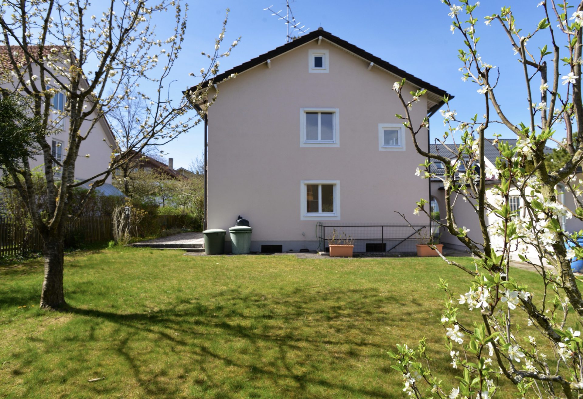 Hirschberg-Immobilien-charmantes-Einfamilienhaus-Muenchen-Altperlach-Obstbaumgarten-Beitragsbild