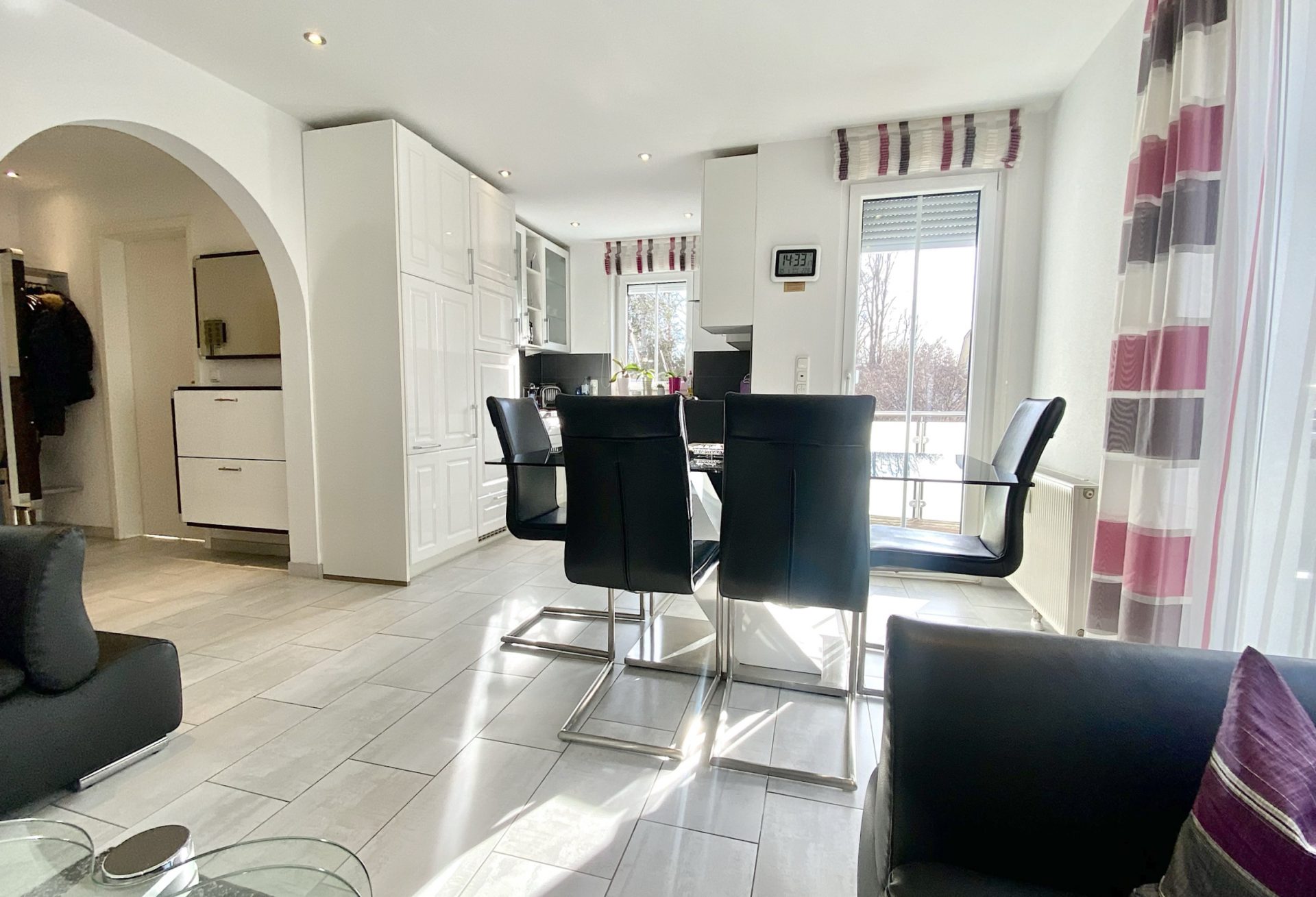 Hirschberg-Immobilien-möblierte-2,5-Zi-Wohnung-2-Balkone-Neubiberg-offen-Wohnen-Essen-Kochen-Beitragsbild