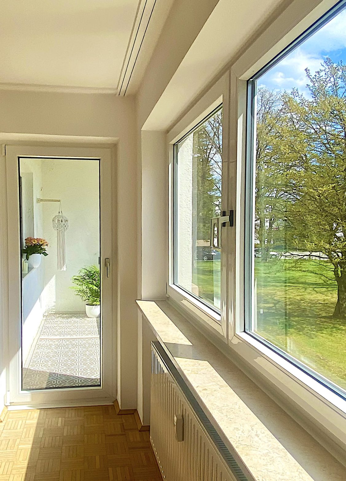 HirschbergImmobilien-3-Zimmer-Wohnung-Süd-Loggia-Ottobrunn-Blick-ins-Grüne Ihr neues Zuhause oder Ihre sichere Kapitalanlage – frisch saniert & bezugsfrei