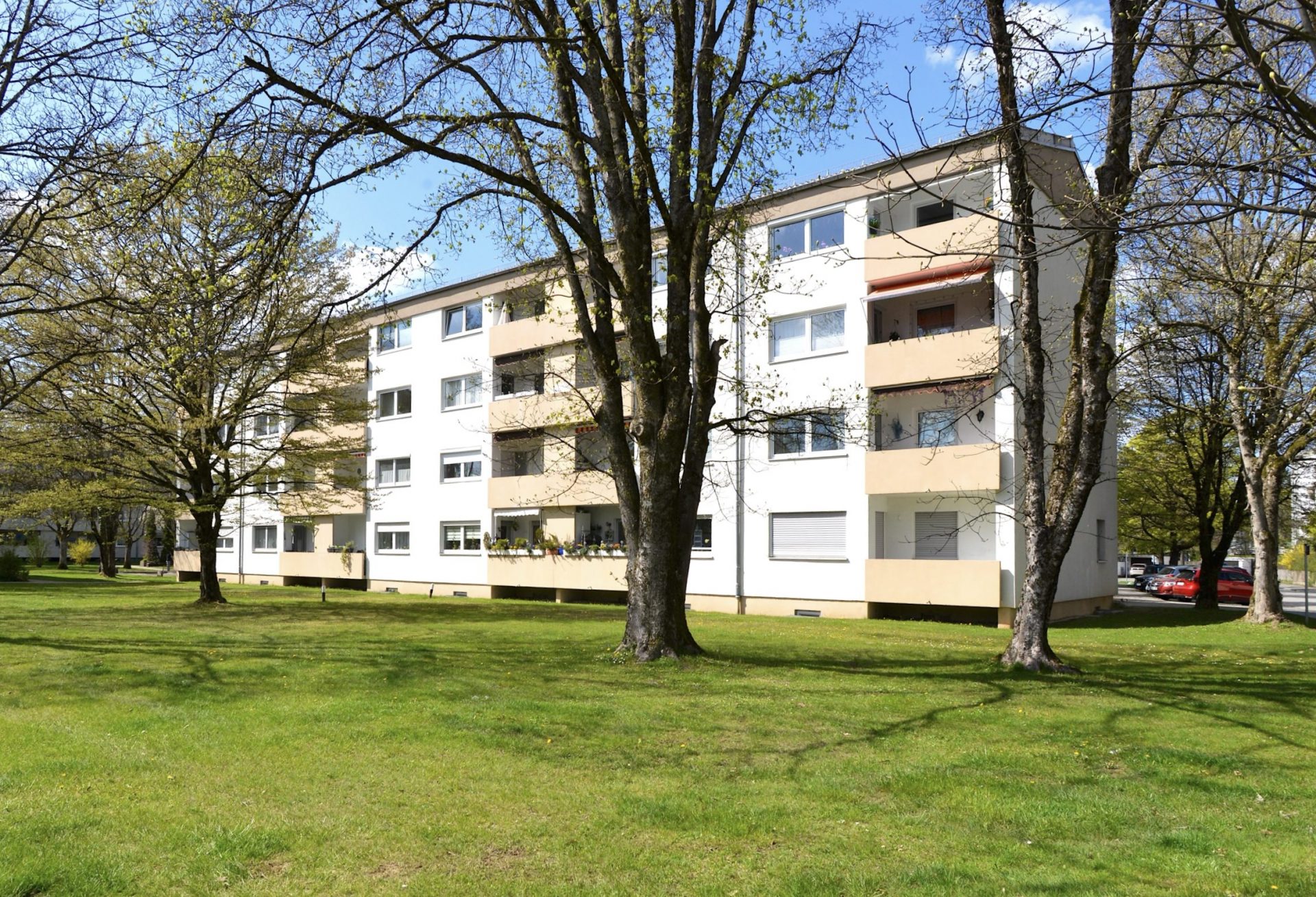 HirschbergImmobilien-3-Zimmer-Wohnung-Süd-Loggia-Ottobrunn-Hausansicht-Beitragsbild