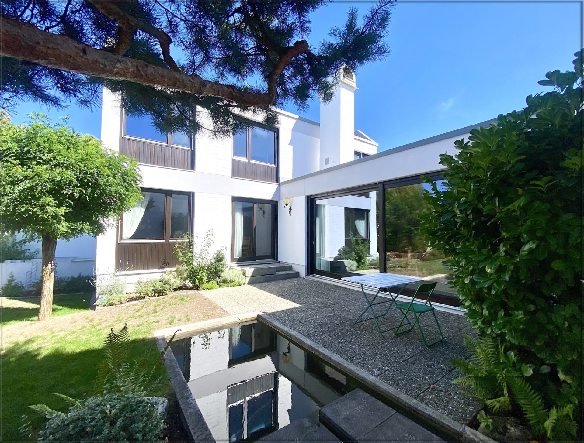 HirschbergImmobilien-Architektenperle-Einfamilienhaus-Wohntraum-Ottobrunn-Wasserbecken-2 Architekturperle – Einfamilienhaus für besondere Wohnträume | Ort der Ruhe & Kraft | kalkulierbare Modernisierung