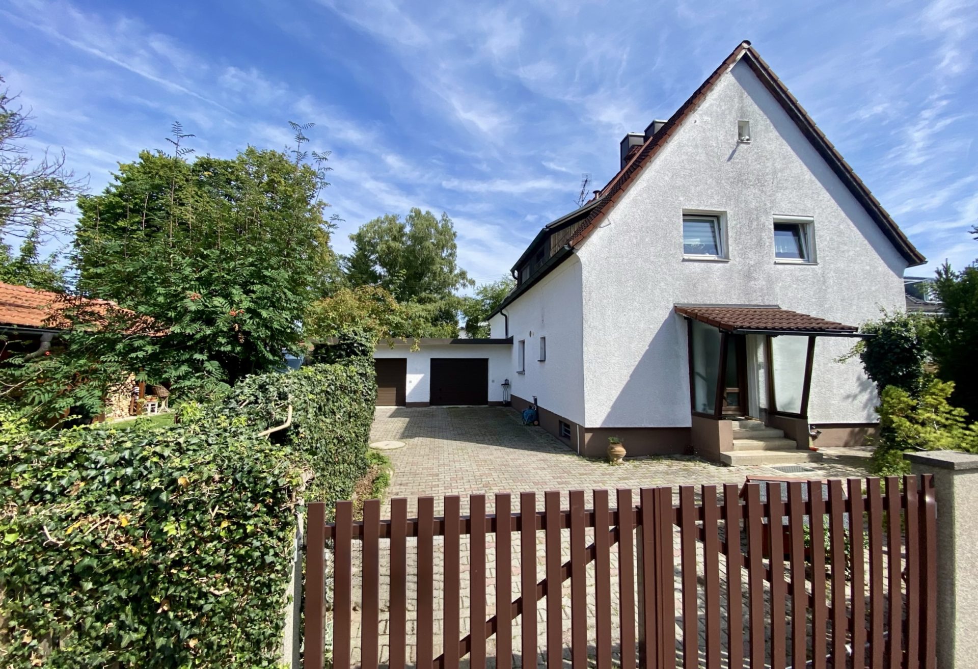 HirschbergImmobilien-Attraktives Baugrundstück-mit-Altbestand-Neubiberg-Haus_Beitragsbild Attraktives Baugrundstück in sehr begehrter Lage – ruhig, sonnig und mit perspektivischem Neubaupotenzial