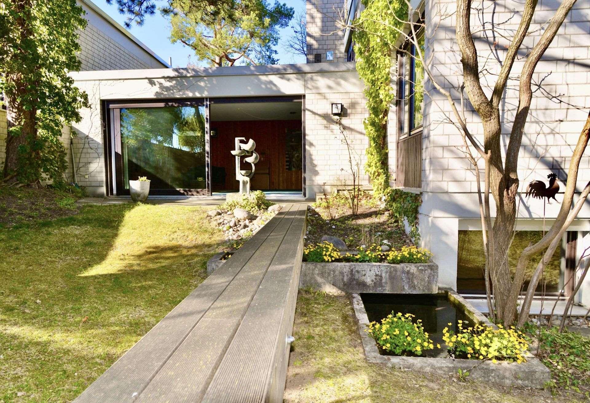 HirschbergImmobilien-exklusives-Architekten-Einfamilienhaus-Ottobrunn_Gartenblick_Beitragsbild_ Exklusives Architekten-Einfamilienhaus | privates Gartenrefugium | Split-Level-Architektur | Modernisierungspotenzial