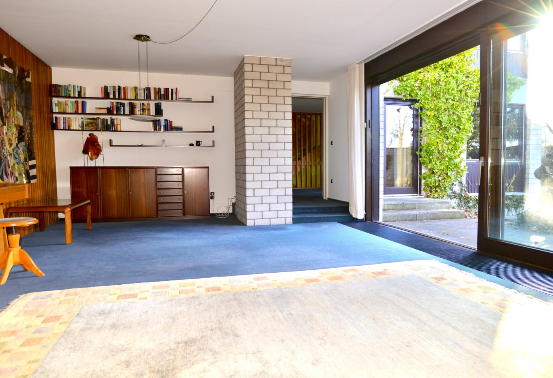 HirschbergImmobilien-exklusives-Architekten-Einfamilienhaus-Ottobrunn_Wohnzimmer_II_ Architektenjuwel | ikonischer Split-Level | einzigartige Gartenkunst | Wohntraum mit kalkulierbarer Modernisierung